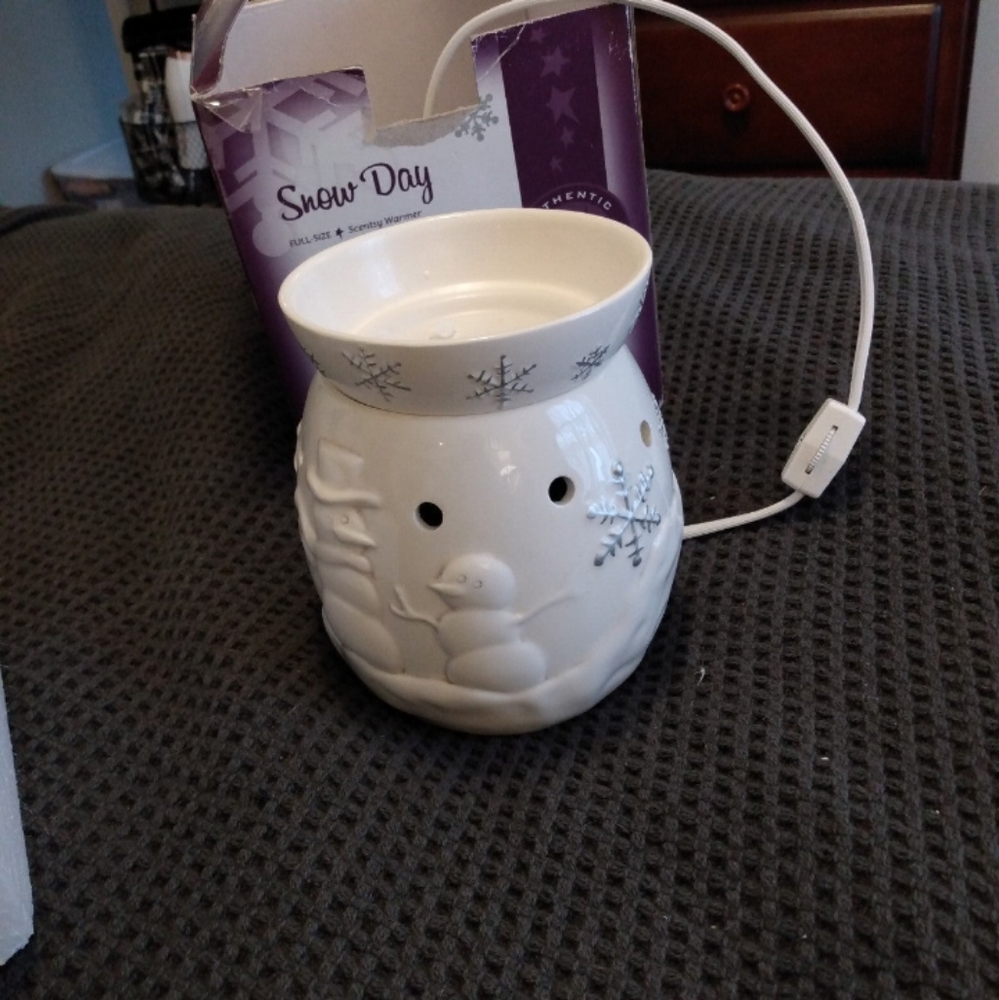 Never used Full Size Scentsy Warmer Snow Day. Will need a bulb.